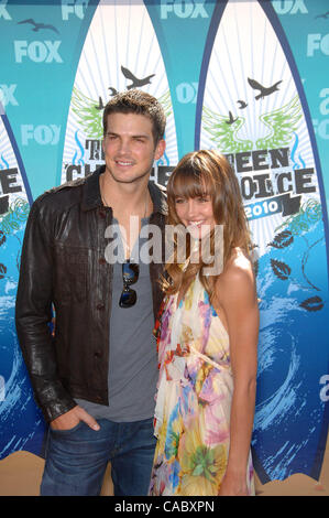 8. August 2010 statt - Hollywood, Kalifornien, USA - Rick Malambri und Sharni Vinson während der 2010 TEEN CHOICE AWARDS, Ankünfte im Gibson Amphitheatre, am 8. August 2010, in Los Angeles... K66089MGE. (Kredit-Bild: © Michael Germana/Globe Photos/ZUMApress.com) Stockfoto