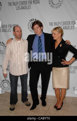 13. September 2010 - Hollywood, Kalifornien, USA - Greg Garcia, Lucas Neff und Martha Plimpton während der PaleyFest: Herbst 2010 TV Vorschau Parteien hosting von FOX LONE STAR und Erhöhung hoffen, im Paley Center for Media, am 13. September 2010, in Beverly Hills, Kalifornien statt... 2010.K65896MGE. (Credit Stockfoto