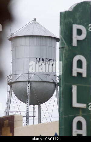 6. Juli 2010 - Marfa, Texas, USA - 6. Juli 2010.die Wasser Turm in der Mitte der Marfa, Texas. Die kleine West Texas Stadt ist ein Mekka für Künstler in den Jahren seit der Besetzung des Films blieben dort Riese geworden. (Kredit-Bild: © ZUMA Ralph Lauer/ZUMApress.com) Stockfoto