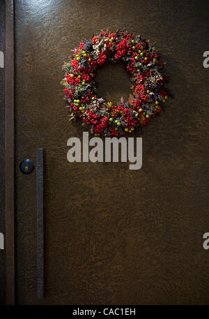 19. September 2010 - Fort Worth, Texas, USA - 12.11.2009.  Chirstmas Kranz ziert eine Kupfer verkleidete Tür in Fort Worth, Texas. (Kredit-Bild: © Ralph Lauer/ZUMAPRESS.com) Stockfoto