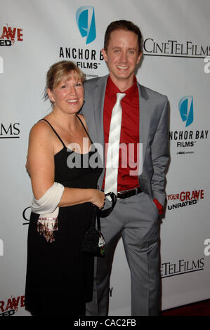 29. September 2010 - spucken Los Angeles, Kalifornien, USA - CHAD LINDBERG, Mutter, die Teilnahme an der Los Angeles Premiere von ich auf Ihrem Grab Held der Mann 6 Theatre In Hollywood, Kalifornien am 29. September 2010. 2010.K66030LONG (Kredit-Bild: © D. Long/Globe Photos/ZUMApress.com) Stockfoto