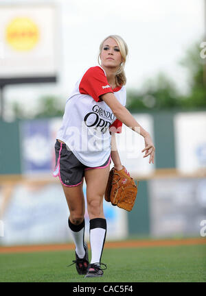 7. Juni 2010 - Nashville, Tennessee; USA - Sängerin CARRIE UNDERWOOD nimmt Teil in die 20. jährlichen Stadt der Hoffnung Celebrity Softball Herausforderung, die Greer Stadion befindet sich in Nashville stattfand.  Copyright 2010 Jason Moore. Stockfoto