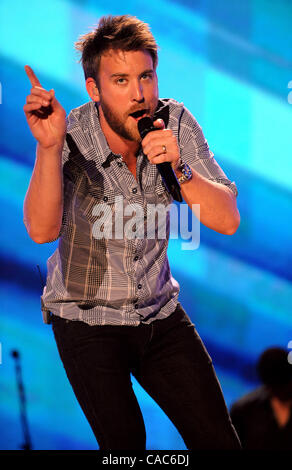 10. Juni 2010 - Nashville, Tennessee; USA - Sänger CHARLES KELLEY der Band Lady Antebellum führt live als Teil des CMA Music Festival 2010 in den LP-Feld-Phasen in der Innenstadt von Nashville.  Copyright 2010 Jason Moore. (Kredit-Bild: © Jason Moore/ZUMApress.com) Stockfoto