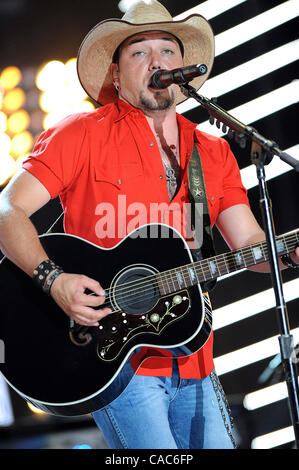 10. Juni 2010 - Nashville, Tennessee; USA - Musiker JASON ALDEAN führt live als Teil des CMA Music Festival 2010 in den LP-Feld-Phasen in der Innenstadt von Nashville.  Copyright 2010 Jason Moore. (Kredit-Bild: © Jason Moore/ZUMApress.com) Stockfoto