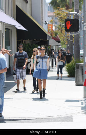 5. Juni 2010 - Los Angeles, Kalifornien, USA - Jessica Alba, ihr Ehemann Cash Warren und Tochter Honor Marie Warren beenden die Cheesecake Factory in Beverly Hills nach dem Essen. (Kredit-Bild: © Laguna Images/ZUMApress.com) Stockfoto