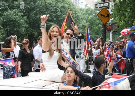 Jennifer Lopez (JLo) und ihr Ehemann Marc Anthony, Puerto Rican Day Parade war, König ersetzen Telenovela Star Osvaldo Rios in Manhattan. Stockfoto
