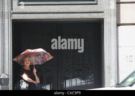 Frau versucht, sich von der Sonne heute in diesem erwärmten Mittwoch, 11. August 2010 entlang der Lexington Avenue in Manhattan zu decken. Bildnachweis: Mariela Lombard/ZUMA Press. Stockfoto