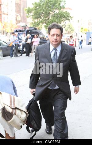 10. August 2010 - Manhattan, New York, USA - Angel Alvarez Anwalt JOHN J. CARNEY mit Reportern vor dem Besuch seines Mandanten in seinem Krankenhausbett im Harlem Hospital Center. (Bild Kredit: Mariela Lombard/ZUMApress.com ©) Stockfoto