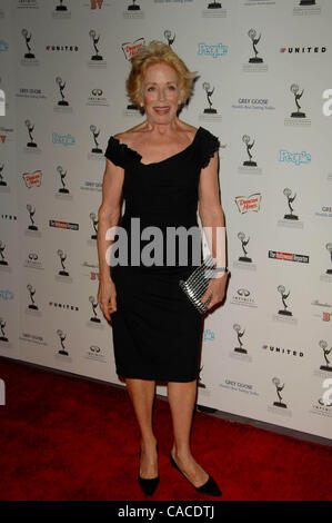 27. August 2010 - Los Angeles, Kalifornien, USA - HOLLAND TAYLOR: Teilnahme an der 62. Primetime Emmy Awards Preformers Nominee Rezeption Held im Pacific Design Center In West Hollywood, Kalifornien am 27. August 2010. 2010.K66196LONG (Kredit-Bild: © D. Long/Globe Photos/ZUMApress.com) Stockfoto