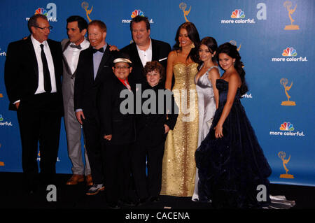 29. August 2010 - Los Angeles, Kalifornien, USA - die Besetzung von "Modern Family" (Ed O'Neill, Ty Burrell, Julie Bowen.62nd Primetime Emmy Awards - Presseraum auf der Nokia Theatre, Los Angeles, Kalifornien 29.08.2010 statt. 2010.K66210LONG (Kredit-Bild: © D. Long/Globe Photos/ZUMApress.com) Stockfoto