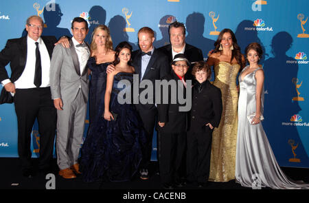 29. August 2010 - Los Angeles, Kalifornien, USA - die Besetzung von "Modern Family" (Ed O'Neill, Ty Burrell, Julie Bowen.62nd Primetime Emmy Awards - Presseraum auf der Nokia Theatre, Los Angeles, Kalifornien 29.08.2010 statt. 2010.K66210LONG (Kredit-Bild: © D. Long/Globe Photos/ZUMApress.com) Stockfoto