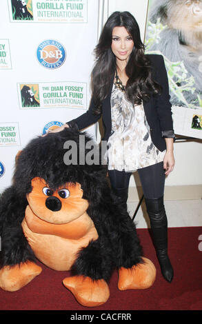 9. Juni 2010 - statt New York, New York, US - Reality-Persönlichkeit, die KIM KARDASHIAN für Fotos beim Promi-Skee-Ball-Turnier posiert zugunsten der Dian Fossey Gorilla Fund an Dave und Busters. (Bild Kredit: Nancy Kaszerman/ZUMApress.com ©) Stockfoto