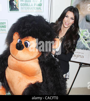 9. Juni 2010 - statt New York, New York, US - Reality-Persönlichkeit, die KIM KARDASHIAN für Fotos beim Promi-Skee-Ball-Turnier posiert zugunsten der Dian Fossey Gorilla Fund an Dave und Busters. (Bild Kredit: Nancy Kaszerman/ZUMApress.com ©) Stockfoto