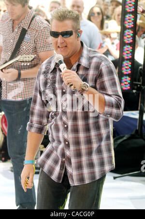 11. Juni 2010 - New York, New York, US - Sänger GARY LEVOX von der Band, die RASCAL FLATTS auf dem "Heute"-Show führt im Rockefeller Plaza statt. (Bild Kredit: Nancy Kaszerman/ZUMApress.com ©) Stockfoto