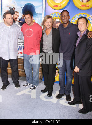 23. Juni 2010 - New York, New York, US - Schauspieler KEVIN JAMES, ADAM SANDLER, CHRIS ROCK und DAVID SPADE, ROB SCHNEIDER besuchen die New Yorker Premiere von "Grown Ups" im Ziegfeld Theater statt. (Bild Kredit: Nancy Kaszerman/ZUMApress.com ©) Stockfoto