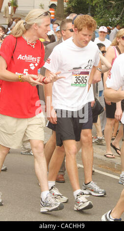 27. Juni 2010 - New York, New York, USA - Prinz HARRY besucht die Achilles-Hoffnung und Möglichkeit Rennen statt im Central Park (Credit Bild: Nancy Kaszerman/ZUMApress.com ©) Stockfoto