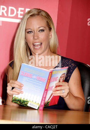6. Juli 2010 - New York, New York, US - Reality-TV-Persönlichkeit KENDRA WILKINSON fördert ihr neues Buch "Sliding in Home" am Grenzen Bücher Columbus Circle. (Bild Kredit: Nancy Kaszerman/ZUMApress.com ©) Stockfoto