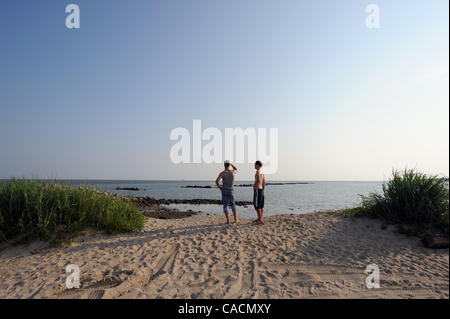 14. Juni 2010 stoppen - Dauphin Island, ALABAMA, Vereinigte Staaten - Männer am Öl bedroht Strand von Dauphin Island, Alabama, USA 14. Juni 2010. US-Präsident Barack Obama macht einen vierten Besuch in der US-Golfküste seit Beginn die Ölpest BP Deepwater Horizon Golf von Mexiko. Die Ölpest ist das größte in den USA Stockfoto