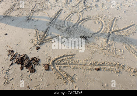 14. Juni 2010 - Dauphin Island, ALABAMA, Vereinigte Staaten - Tar Balls von den Besuchern am Strand Öl bedroht von Dauphin Island, Alabama, USA 14. Juni 2010 hingewiesen. US-Präsident Barack Obama macht einen vierten Besuch in der US-Golfküste seit Beginn die Ölpest BP Deepwater Horizon Golf von Mexiko. Die o Stockfoto