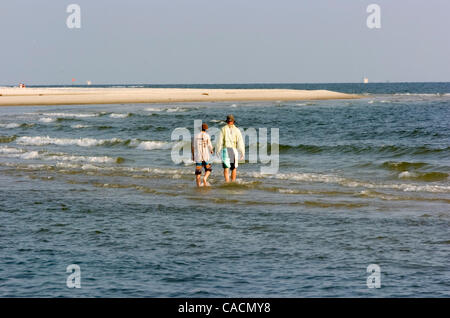 14. Juni 2010 - Dauphin Island, ALABAMA, USA - Menschen genießen den Öl bedroht Strand auf Dauphin Island, Alabama, USA 14. Juni 2010. US-Präsident Barack Obama macht einen vierten Besuch in der US-Golfküste seit Beginn die Ölpest BP Deepwater Horizon Golf von Mexiko. Die Ölpest ist die größte in U Stockfoto