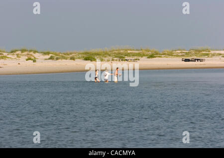 14. Juni 2010 - Dauphin Island, ALABAMA, USA - Menschen genießen den Öl bedroht Strand auf Dauphin Island, Alabama, USA 14. Juni 2010. US-Präsident Barack Obama macht einen vierten Besuch in der US-Golfküste seit Beginn die Ölpest BP Deepwater Horizon Golf von Mexiko. Die Ölpest ist die größte in U Stockfoto