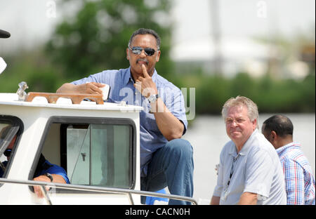 17. Juni 2010 - Anschluss schwefelreichen, LOUISIANA, USA - Zivilrechte Führer Reverend Jesse Jackson (L) nimmt Tour mit Plaquemines Parish official Benny Puckett Bereiche der Barataria Bay durch die BP Golf von Mexiko Ölpest im Anschluss schwefelreichen, Louisiana, USA 17. Juni 2010 beschädigt. Die Ölpest ist die größte US-h Stockfoto