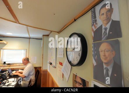 19. Juni 2010 arbeitet - Venice, LOUISIANA, USA - A uns Fisch & Wildlife Service Biologe unter Portraits von US-Präsident Barack Obama und US-Innenminister Ken Salazar an Bord eine Sammlung von Lastkähnen, die als temporäre Sitz am Dennis Pass in den Mississippi Fluss-Dreieck in der Nähe von dient Stockfoto