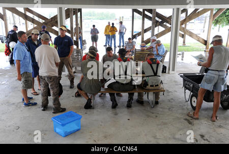 22. Juni 2010 warten - Venice, LOUISIANA, USA - Öl Aufräumarbeiter, 22. Juni 2010 gehen auf die Boote in einem Hafen in Venice, Louisiana, USA. Seit der massiven Ölpest BP Golf von Mexiko hat die normalerweise verschlafenen Stadt nach Plaquemines Parish Sheriff Depart mehr als verdreifacht. Stockfoto