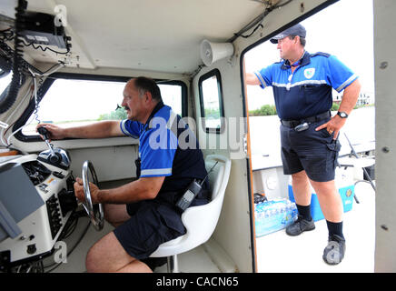 22. Juni 2010 - Venice, LOUISIANA, USA - Plaquemines Sheriff Department Marineabteilung Mitglieder Sgt. Woody Bonvillian (L) und stellvertretender Louis Fernandez patrouillieren die Bayou Umgebung der Barataria Bay in der Nähe von Port Sulphur, Louisiana, USA 22. Juni 2010. Das Gerät hat mehrere Aufräumarbeiter zu retten, die bekommen haben Stockfoto