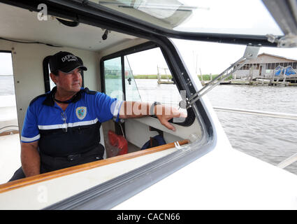 22. Juni 2010 - Venice, LOUISIANA, USA - Plaquemines Sheriff Department Marineabteilung Mitglied Stv Louis Fernandez hält ein Auge auf die Grand Bayou-Gemeinschaft der Barataria Bay in der Nähe von Port Sulphur, Louisiana, USA 22. Juni 2010. Das Gerät hat mehrere Aufräumarbeiter zu retten, die verloren gegangen sind oder Stockfoto