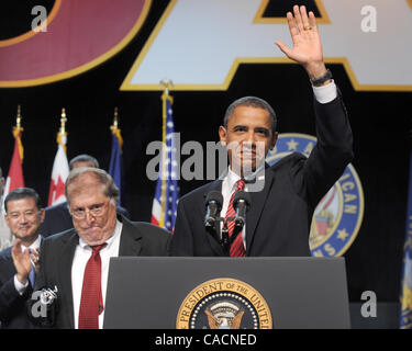 2. August 2010 - Atlanta, GEORGIA, USA - uns Präsident Barack Obama Wellen auf das Publikum während der Ankunft, mit Mitgliedern des Konvents Disabled American Veterans in Atlanta, Georgia USA auf 2. August 2010 zu sprechen. Obama sagte den Veteranen ihre Vorteile mit der Gesundheitsreform Paket unverändert bleiben. Stockfoto