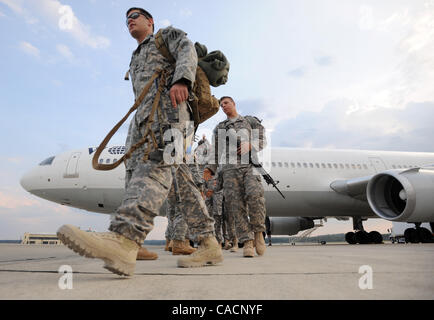 17. September 2010 - Fort Benning, GEORGIA, USA - US-Armee Soldaten aussteigen nach der Rückkehr aus einem einjährigen Einsatz im Irak in Fort Benning, Georgia USA am 17. September 2010. Etwa 2.000 Soldaten aus 3. Heavy Brigade Combat Team der 3. Infanterie-Division sind an der Basis über die nex zurück. Stockfoto