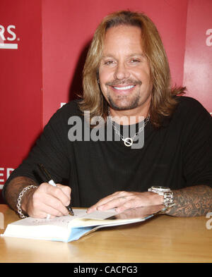 23. September 2010 - New York, New York, USA - Mötley Crüe Sänger VINCE NEIL fördert sein neue Buch "Tattoos und Tequila" bei Borders Books im Time Warner Center statt. (Bild Kredit: Nancy Kaszerman/ZUMApress.com ©) Stockfoto