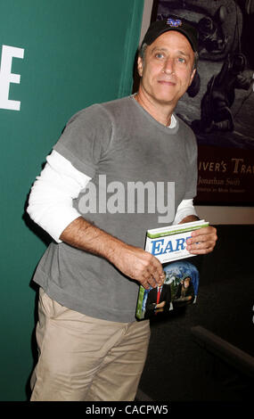 27. September 2010 - New York, New York, US - Komiker und Moderator von "The Daily Show" JON STEWART fördert sein neue Buch "Erde (The Book) A Visitor Guide für die Menschheit" bei Barnes and Noble Union Square statt. (Bild Kredit: Nancy Kaszerman/ZUMApress.com ©) Stockfoto