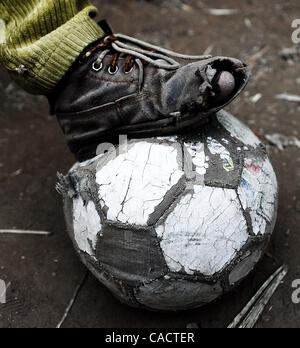 5. Juli 2010 - Johannesburg, Südafrika - einheimischen Kindern posiert mit einem Ball in einem Township Soweto 5. Juli 2010 in Johannesburg, Südafrika. (Bild Kredit: Luca Ghidoni/ZUMApress.com ©) Stockfoto