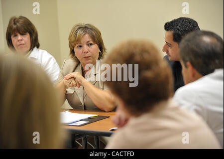 7. Juli 2010 - Lakewood, Kalifornien, US - LAKEWOOD, Kalifornien USA - Congreswoman Linda Sanchez (D -CA 39..) Gespräche Mitarbeitern und Lakewood (Kalifornien) Regional Medical Center am 7. Juli 2010..Photo von Jeff Gritchen / Long Beach Press-Telegram. (Kredit-Bild: © Jeff Gritchen/ZUMApress.com) Stockfoto