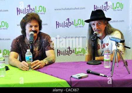 23. Juli 2010 - Louisville, Kentucky, USA - PATRICK SIMMONS und TOM JOHNSTON von den Doobie Brothers Pressekonferenz um HullabaLOU. (Bild Kredit: Amy Harris/ZUMApress.com ©) Stockfoto