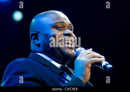 1. August 2010 - Los Angeles, Kalifornien, USA - Sänger RUBEN STUDDARD auf der Bühne während seiner Tour mit Clay Aiken bei Club Nokia in Los Angeles. (Kredit-Bild: © Edward Hannigan/ZUMApress.com) Stockfoto