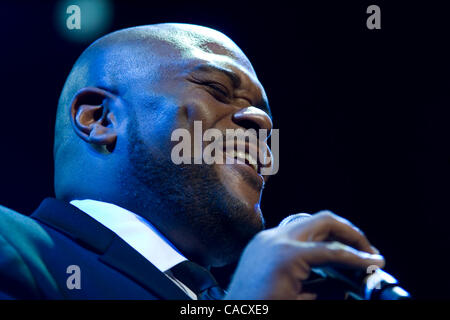 1. August 2010 - Los Angeles, Kalifornien, USA - Sänger RUBEN STUDDARD auf der Bühne während seiner Tour mit Clay Aiken bei Club Nokia in Los Angeles. (Kredit-Bild: © Edward Hannigan/ZUMApress.com) Stockfoto