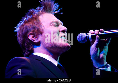 1. August 2010 - Los Angeles, Kalifornien, USA - Sängerin CLAY AIKEN auf der Bühne während seiner Tour mit Ruben Studdard bei Club Nokia in Los Angeles. (Kredit-Bild: © Edward Hannigan/ZUMApress.com) Stockfoto