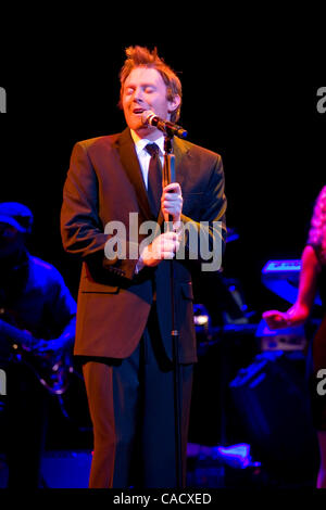 1. August 2010 - Los Angeles, Kalifornien, USA - Sängerin CLAY AIKEN auf der Bühne während seiner Tour mit Ruben Studdard bei Club Nokia in Los Angeles. (Kredit-Bild: © Edward Hannigan/ZUMApress.com) Stockfoto