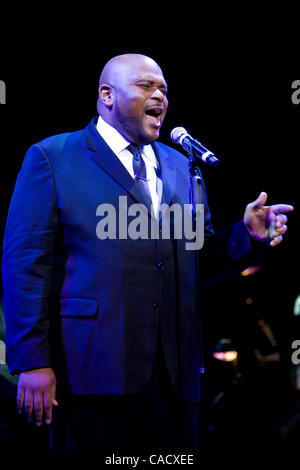 1. August 2010 - Los Angeles, Kalifornien, USA - Sänger RUBEN STUDDARD auf der Bühne während seiner Tour mit Clay Aiken bei Club Nokia in Los Angeles. (Kredit-Bild: © Edward Hannigan/ZUMApress.com) Stockfoto