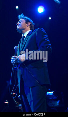 1. August 2010 - Los Angeles, Kalifornien, USA - Sängerin CLAY AIKEN auf der Bühne während seiner Tour mit Ruben Studdard bei Club Nokia in Los Angeles. (Kredit-Bild: © Edward Hannigan/ZUMApress.com) Stockfoto