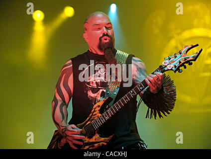 18. August 2010 führt - Cleveland, Ohio, USA - Gitarrist KERRY KING von Slayer im Time Warner Amphitheater am Tower City in Cleveland, Ohio als Teil der American Carnage Tour Mittwoch am 18. August 2010. Slayer, Megadeth & Testament wurden zur Abrechnung. (Kredit-Bild: © Amy Harris/ZUMApress.c Stockfoto