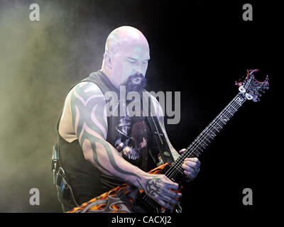 18. August 2010 führt - Cleveland, Ohio, USA - Gitarrist KERRY KING von Slayer im Time Warner Amphitheater am Tower City in Cleveland, Ohio als Teil der American Carnage Tour Mittwoch am 18. August 2010. Slayer, Megadeth & Testament wurden zur Abrechnung. (Kredit-Bild: © Amy Harris/ZUMApress.c Stockfoto