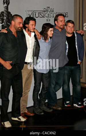 20. August 2010 - Hollywood, Kalifornien, USA - LOGAN LERMAN, MATTHEW MACFADYEN, RAY STEVENSON, LUKE EVANS JAMES CORDEN (Porthos, Aramis, DÃ "Â´Artagnan, Athos, Planchet). Die drei Musketiere Photocall. Hotel Bayerischer Hof, München, Deutschland 08-20-2010.phto von - Photosa, Inc. 2010.K66164RHARV (Credit Stockfoto