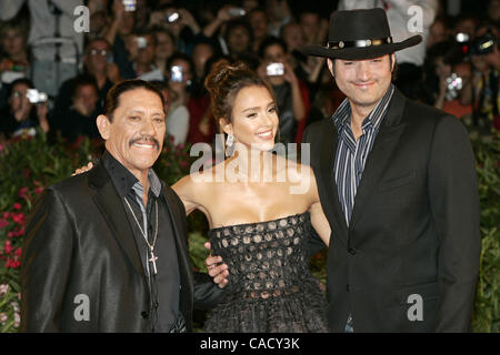 Sep 01, 2010 - Hollywood, Kalifornien, USA - DANNY TREJO, JESSICA ALBA, ROBERT RODRIGUEZ.'' Machete'' Premiere bei THE 67TH VENICE FILM FESTIVAL in Venedig, Italien-09-01-2010.K65716RHARV. (Kredit-Bild: © Roger Harvey/Globe Photos/ZUMApress.com) Stockfoto