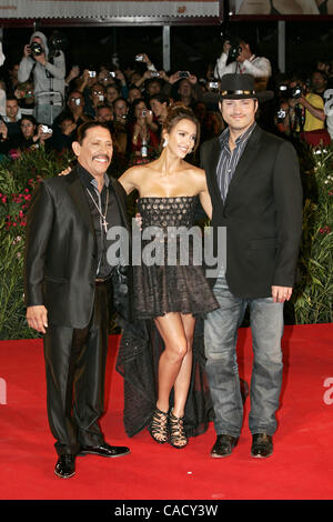 Sep 01, 2010 - Hollywood, Kalifornien, USA - DANNY TREJO, JESSICA ALBA, ROBERT RODRIGUEZ.'' Machete'' Premiere bei THE 67TH VENICE FILM FESTIVAL in Venedig, Italien-09-01-2010.K65716RHARV. (Kredit-Bild: © Roger Harvey/Globe Photos/ZUMApress.com) Stockfoto