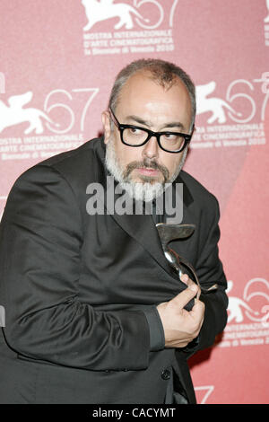 11. September 2010 - Hollywood, Kalifornien, US - ALEX DE LA IGLESIA. (Beste Regie und Bestes Drehbuch). Award Gewinner im THE 67TH VENICE FILM FESTIVAL in Venedig 11.09.2010 Fototermin. K65756RHARV (Kredit-Bild: © Roger Harvey/Globe Photos/ZUMApress.com) Stockfoto