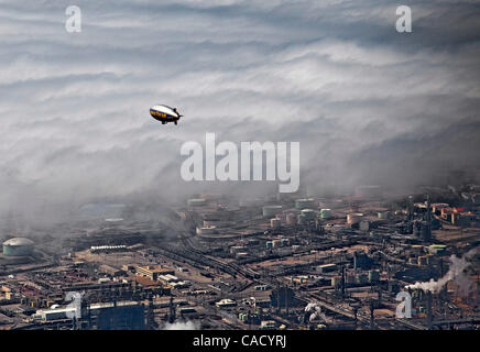 Sep 15, 2010 - El Segundo, Kalifornien, USA - das gute Jahr Blimp fliegt über einen Sturm in El Segundo. (Kredit-Bild: © Mark Holtzman/ZUMApress.com) Stockfoto